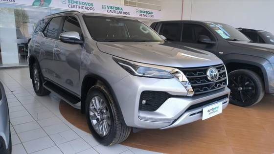 TOYOTA HILUX SW4 2.8 D-4D TURBO DIESEL SRX 7L 4X4 AUTOMÁTICO